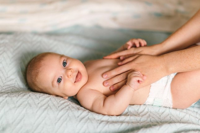 Колики у новорожденного и грудничка: как определить причины и как можно помочь малышу