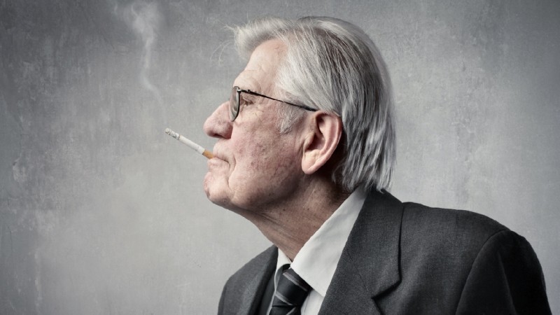 Мужчины, курильщики и пожилые люди – в группе повышенного риска заражения COVID-19