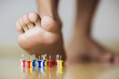 Жжение и покалывания в ногах: симптом болезни или самостоятельная патология?