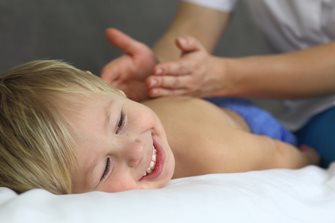 Детский массаж: польза, особенности, виды и приемы