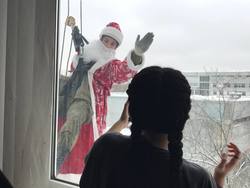 Деды Морозы и Снегурочки спустились с крыши РДКБ Минздрава России, чтобы поздравить детей